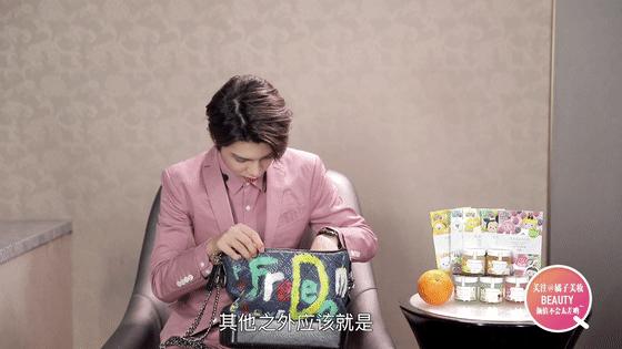 企业怎么找明星做翻包植入？(图2)