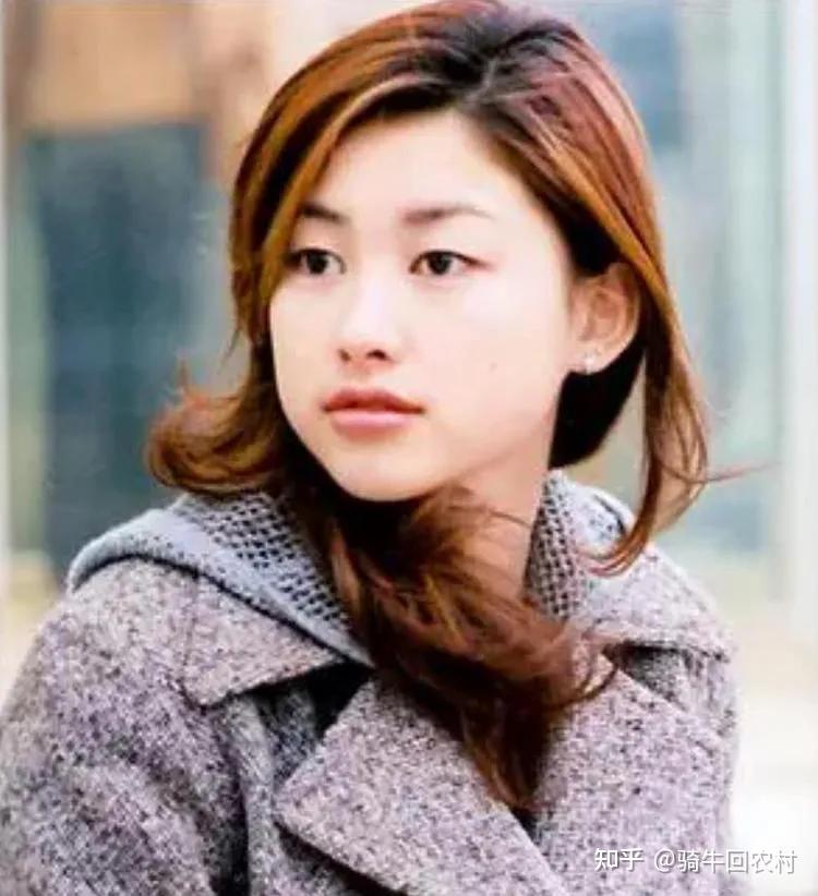 朱珠从小出生于北京,家境非常不错,父亲年轻时是一名军人,后来转业从