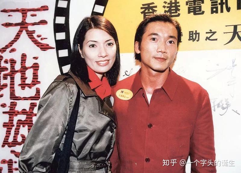 翁慧德和洪金宝妻子高丽虹是好友,而当时邹兆龙就在洪金宝家里吃喝拉