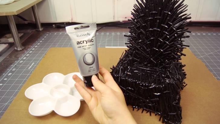 测试一下这个充电底座是否合适～从后端用热熔胶把插头位置固定好