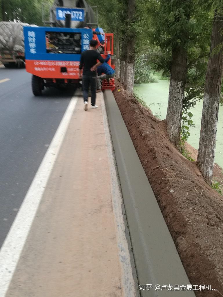 自动找平系统对于路沿石滑模机来说意味着什么