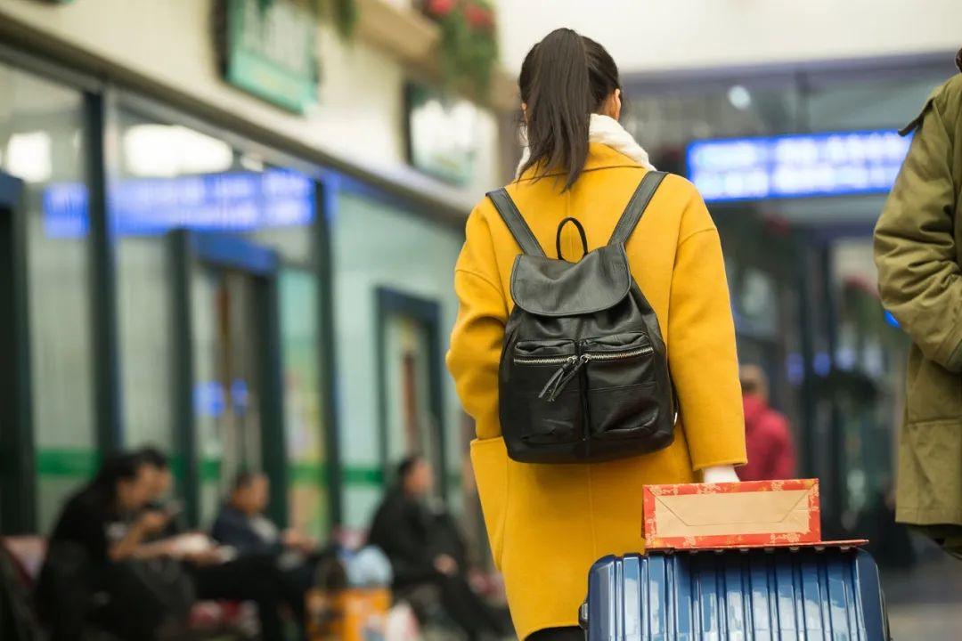 一边涨租一边降薪打工人逃离上海