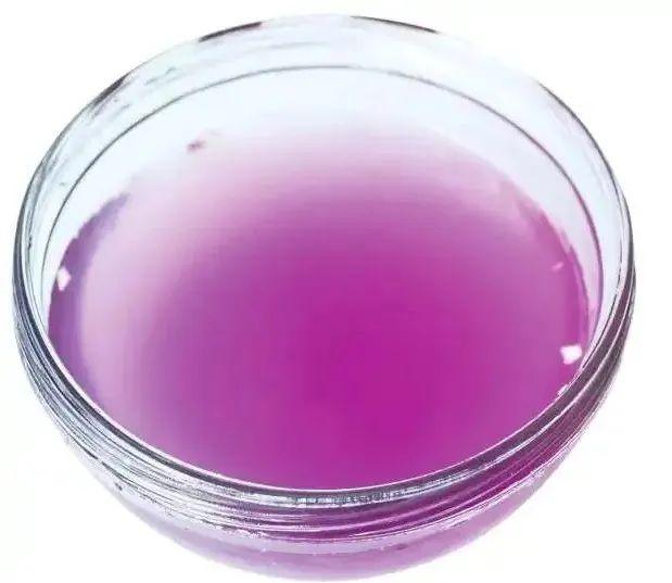 如需高锰酸钾坐浴,一定要使用现配制好的溶液,溶液超过2小时就不可