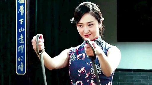 妹子穿比基尼空手夺白刃