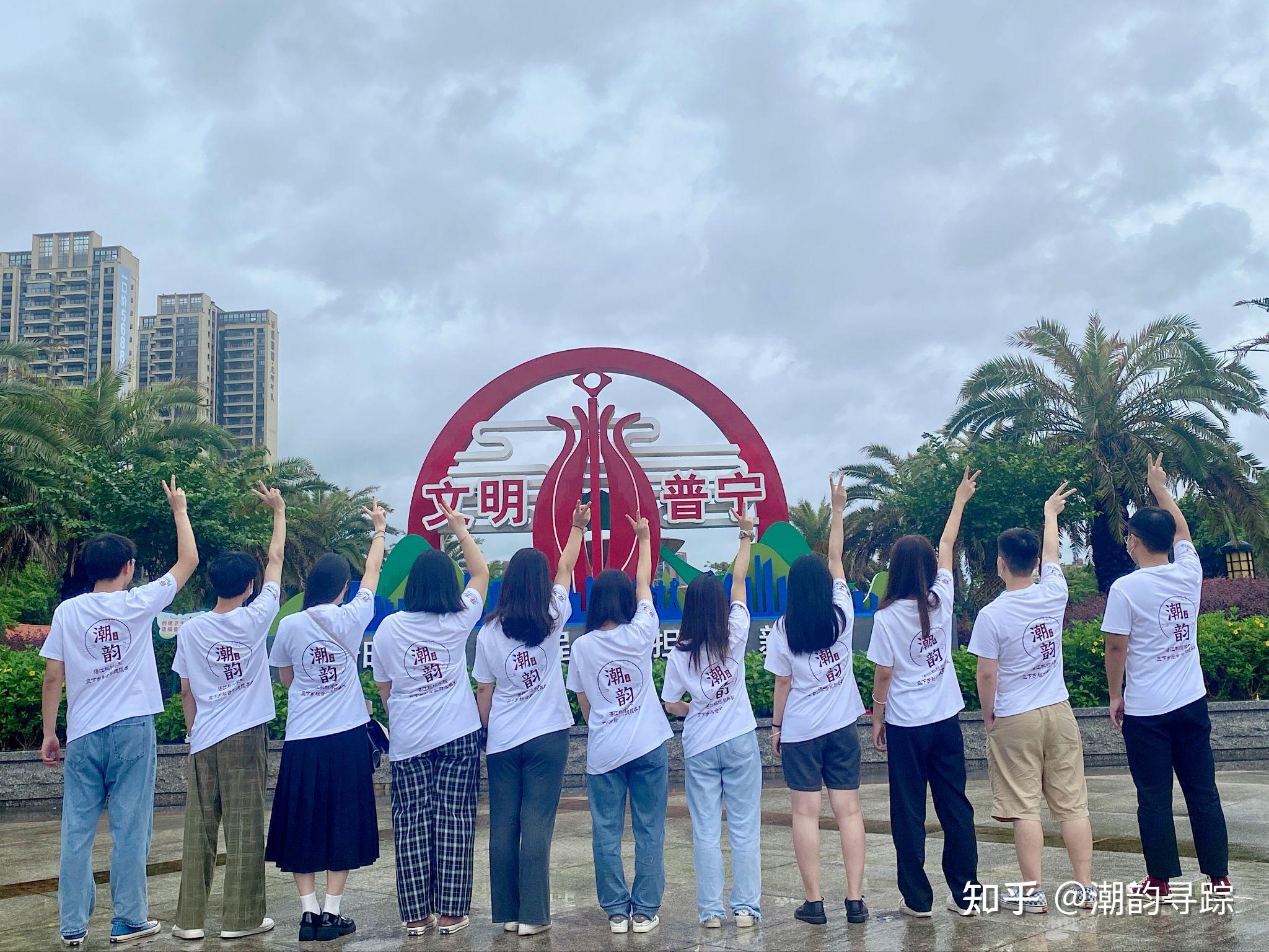 2022年7月2日上午9点,队伍到达桥柱中学后,桥柱中学杨舜鸿校长为此次