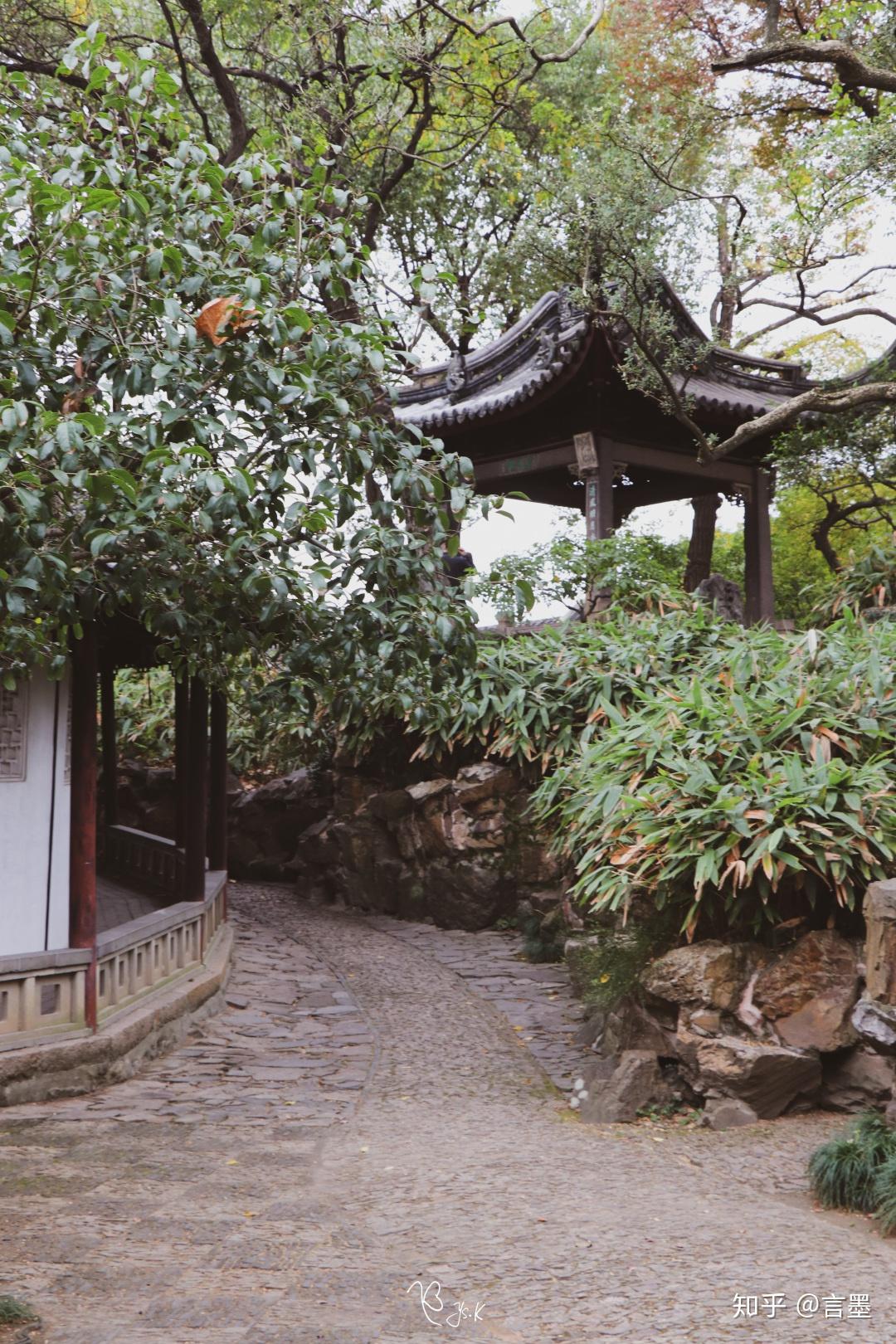 苏舜卿说道,"一日过郡学 ,东顾草树郁然 ,崇阜广水 ,不类乎城中.