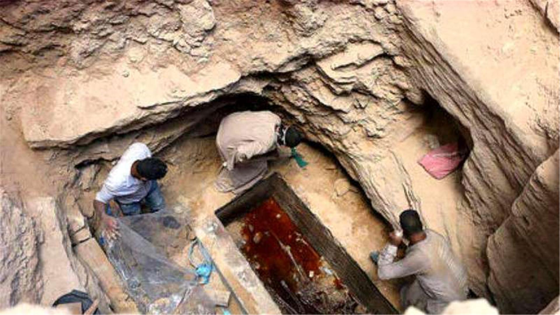 千年古墓中发现红色凤凰专家打开主棺后急忙大喊赶快跑