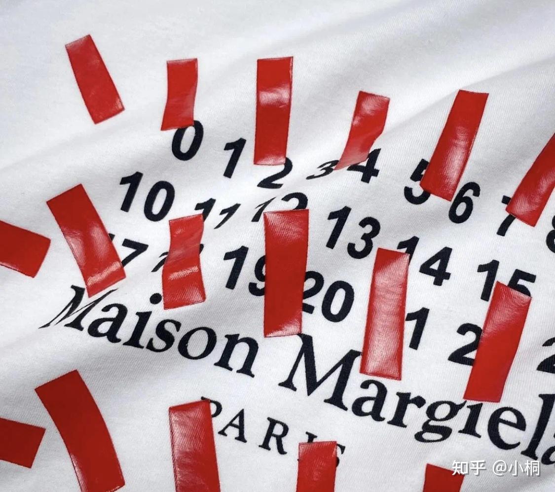 领标采用了马吉拉最为经典的手缝标签:一个白色布片制成品牌商标,四角