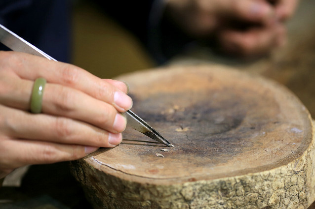 85后锔瓷匠人他把破碎的瓷器缝成了艺术品