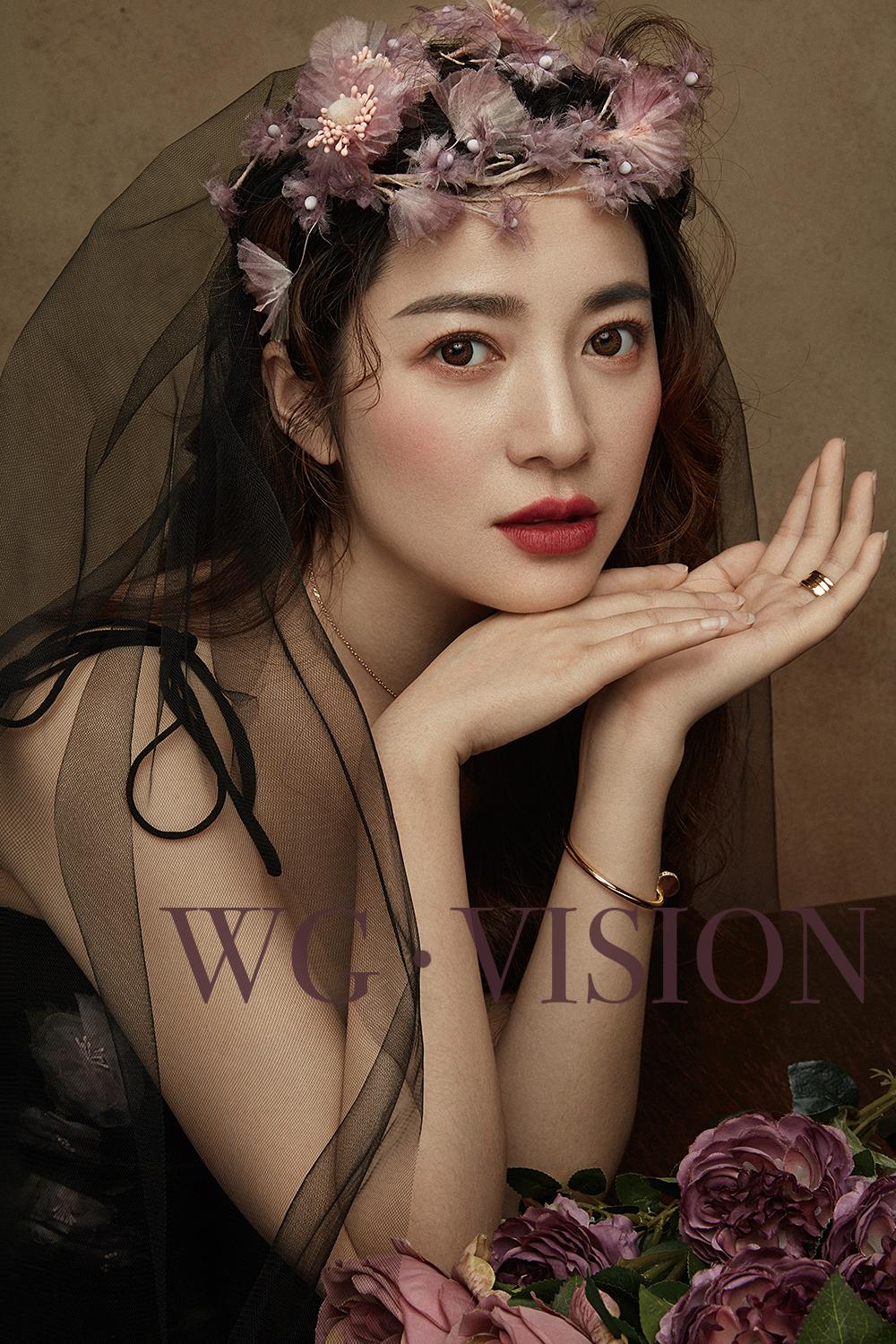 使得整个婚纱增加了生动感,短款网纱遮面,神秘感十足,整个人高贵冷艳