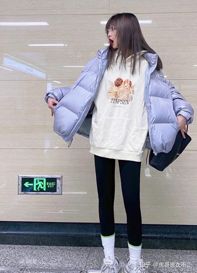 黑色和白色最简单的搭配便是用白色的袜子来搭配黑色裤子,说到白色