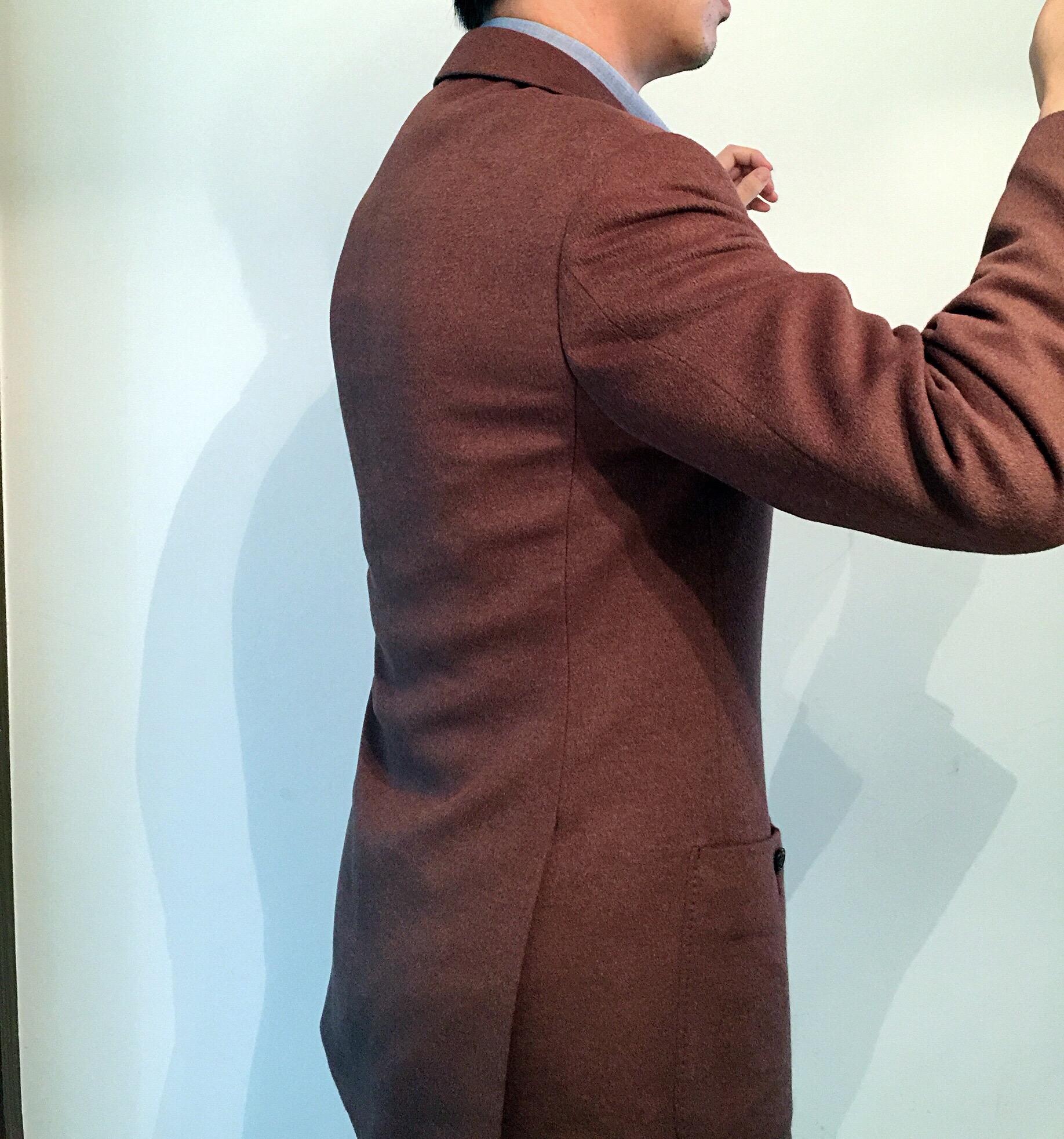 抬手且领子不飞,这个手怎么抬也是有讲究的:一臂抬起,摸对侧耳朵一臂