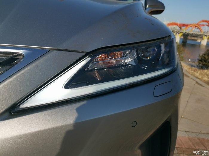 另一个大灯特写,个人感觉这款大灯比高配三眼灯好看,透镜像眼珠,很有