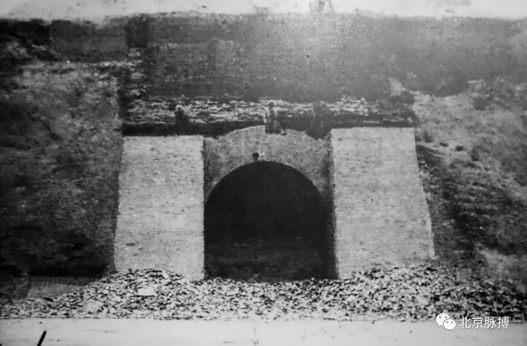 1969年,拆除西直门时,发现包砌在箭楼中的元大都和义门瓮城门1969年