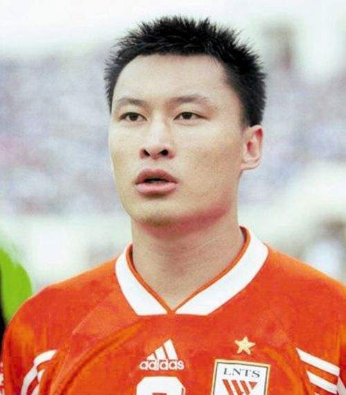 实际上在当年殷铁生的三中卫时期,小李明作为当年中国足球的希望之星