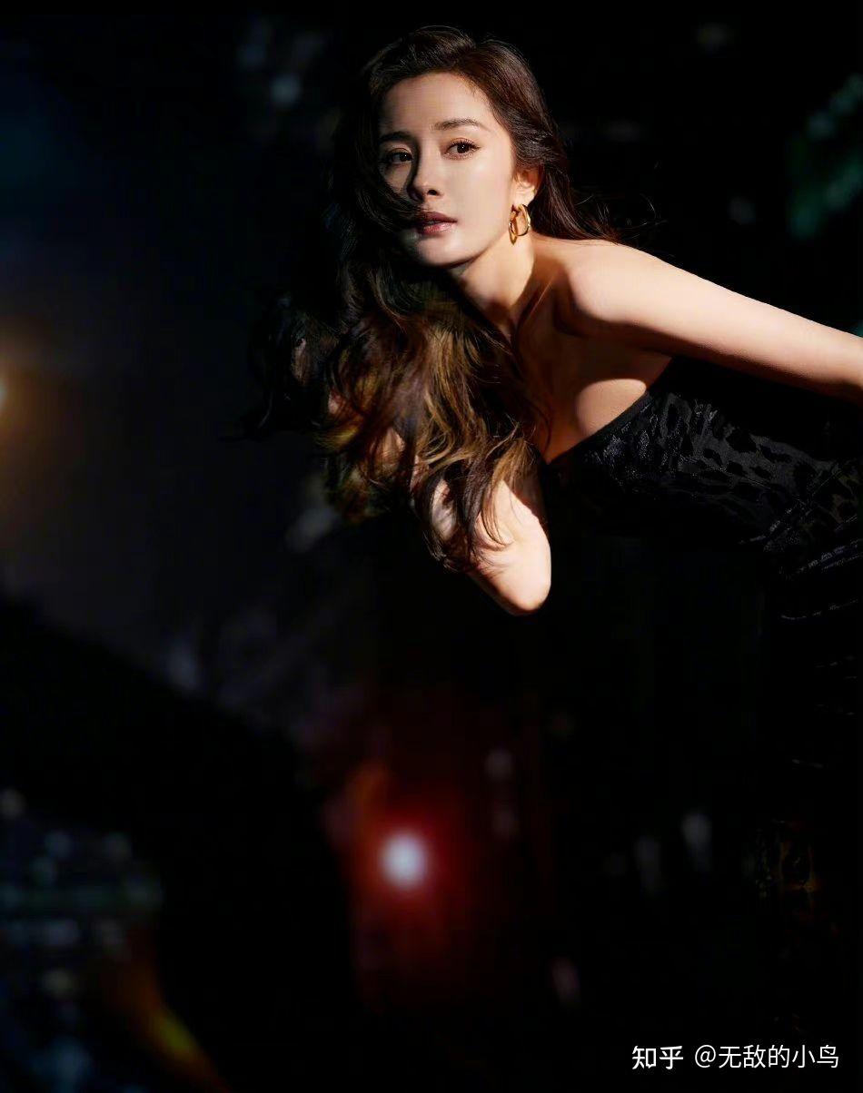 杨幂暗纹抹胸卷发,尽显妩媚性感 676767 - 知乎