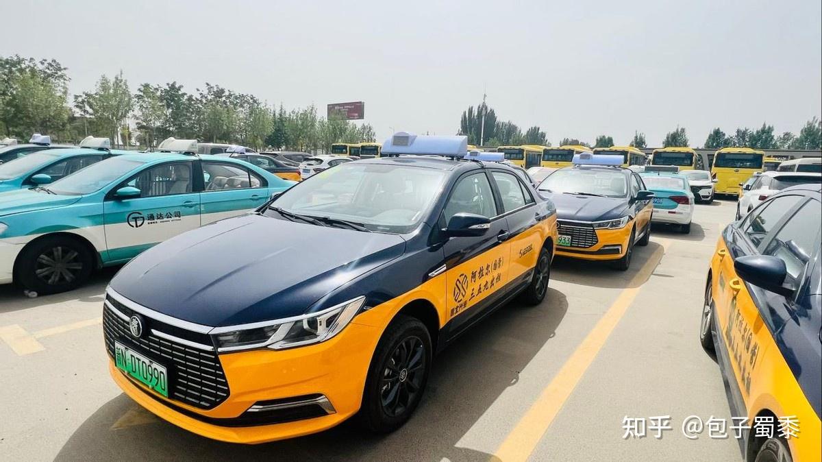 途径阿拉尔市,看见出租车大部分都是比亚迪的纯电秦,当我看到一排排秦