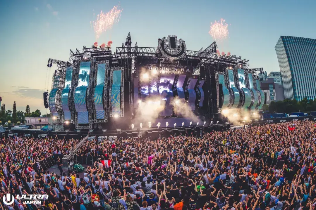 在露营地听音乐会富士摇滚音乐节创办于1997年夏天,坐落在被绿荫围绕