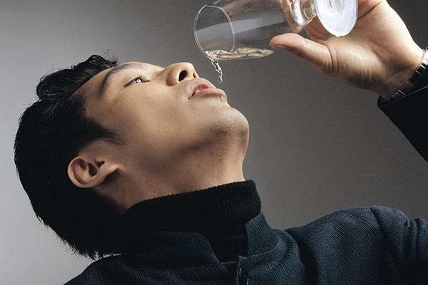 男人的酒杯装的不止是酒