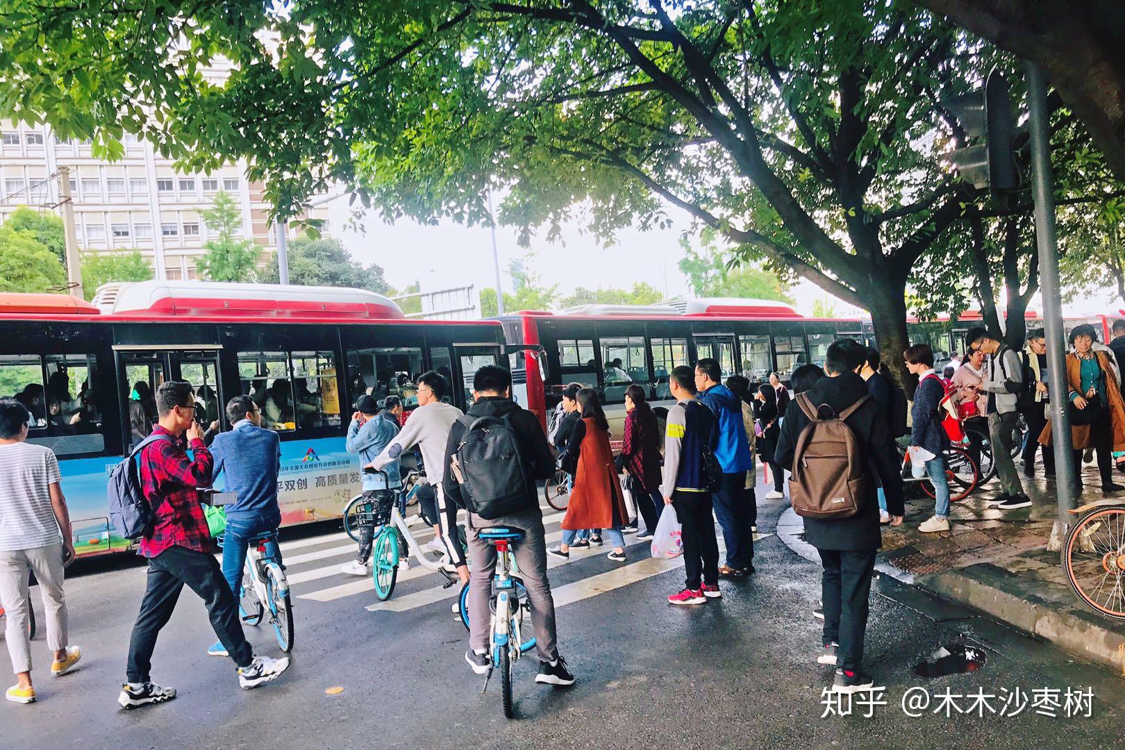 成都上班族早上匆忙赶着去上班路上再美的风景也顾不上看