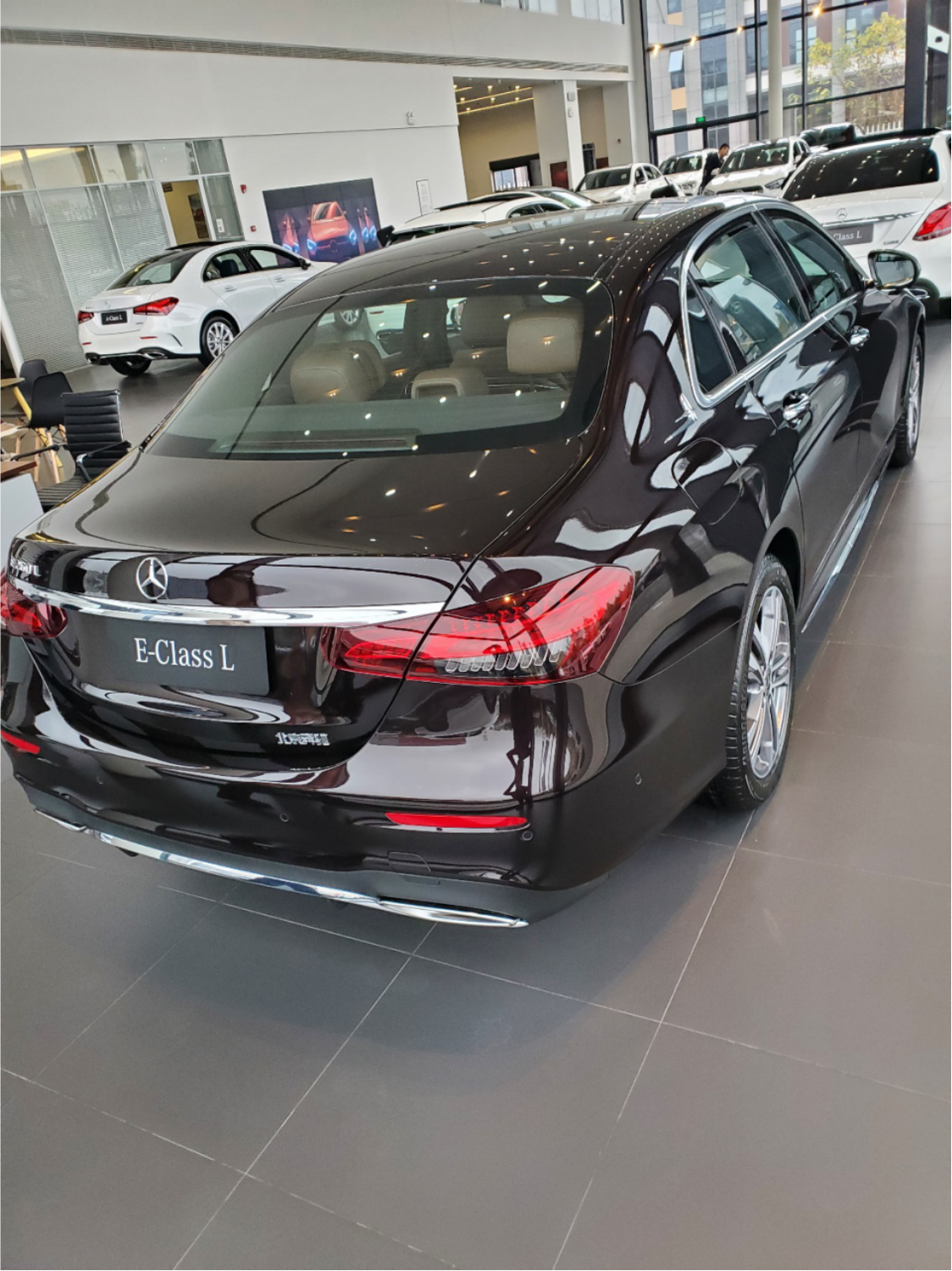 到店实拍2021款奔驰e级售价涨了几千块但增配更多更划算