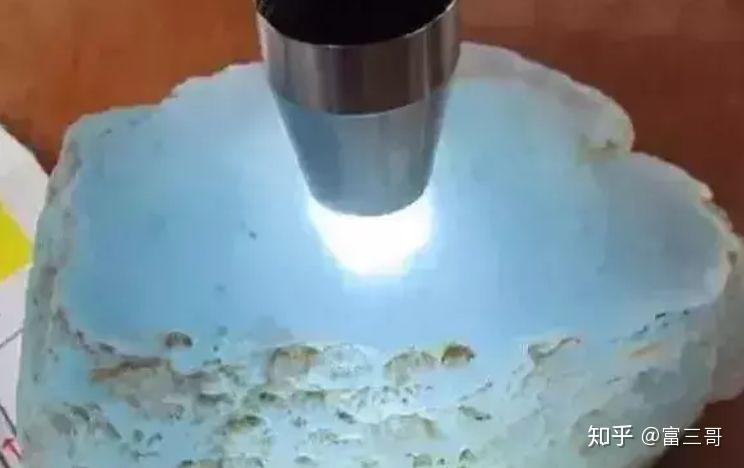 而直射在石英岩,大理岩,玻璃混合制品上光晕则是相对散光,直射的手