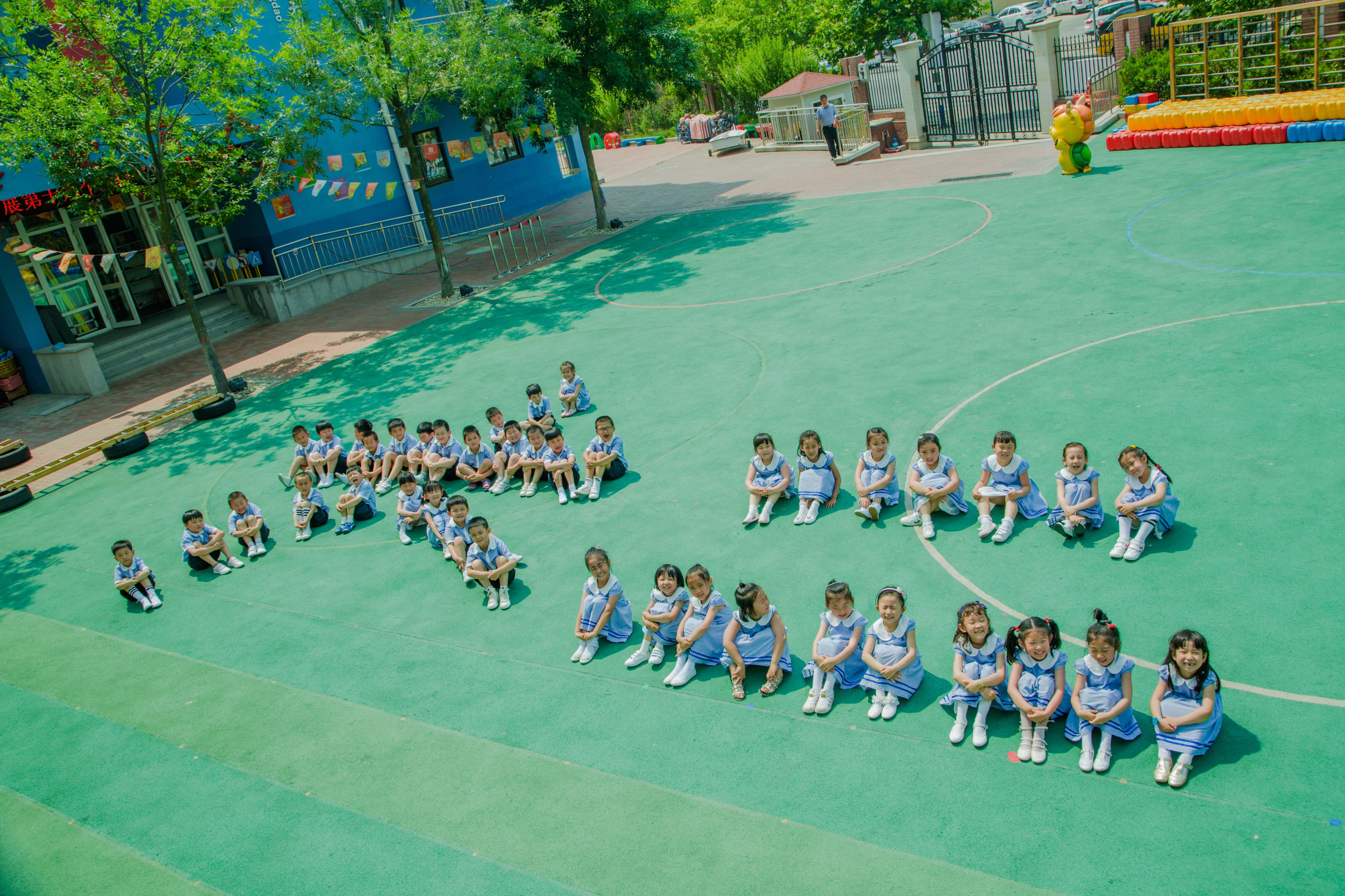 请客观评价如图幼儿园小朋友大合影构图以及色彩等的好与不好