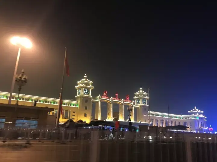 北京天安门每天几点升国旗?