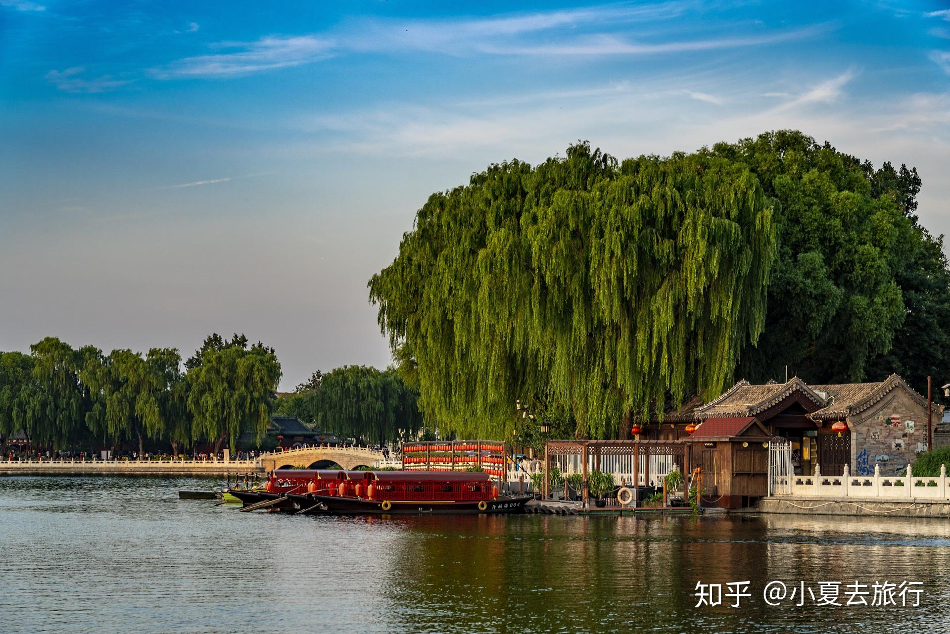 什刹海由西海,后海,前海组成,是老北京内城唯一一处具有开阔水面的