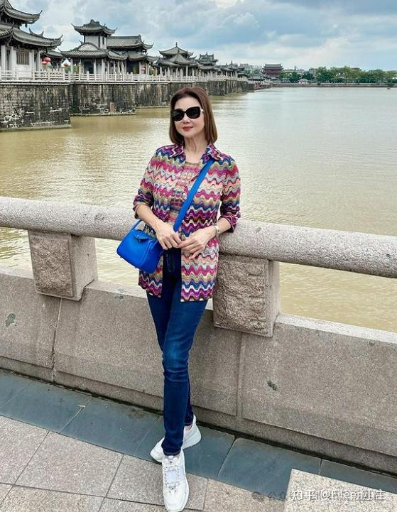 港岛名媛谢玲玲和妹妹谢青青,华为公主孟晚舟,都经常背lindy出镜.