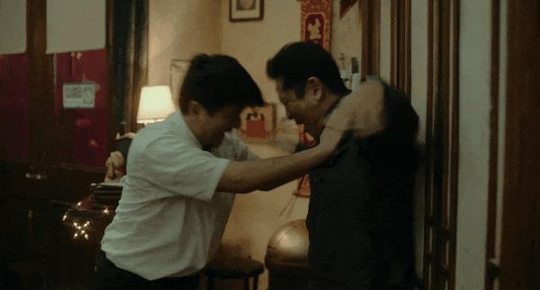 华裔新剧《内景唐人街》,讽刺拉满,狂捅白人社会肺管!