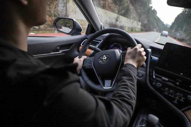 试驾2021款凯美瑞开车能聊微信智行安全系统更聪明