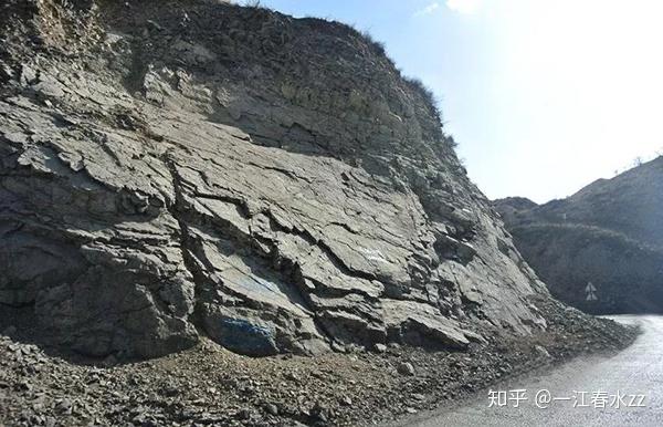 岩质边坡无土壤层覆盖且水分匮乏,在阳光的直射下裸露岩石表面温度