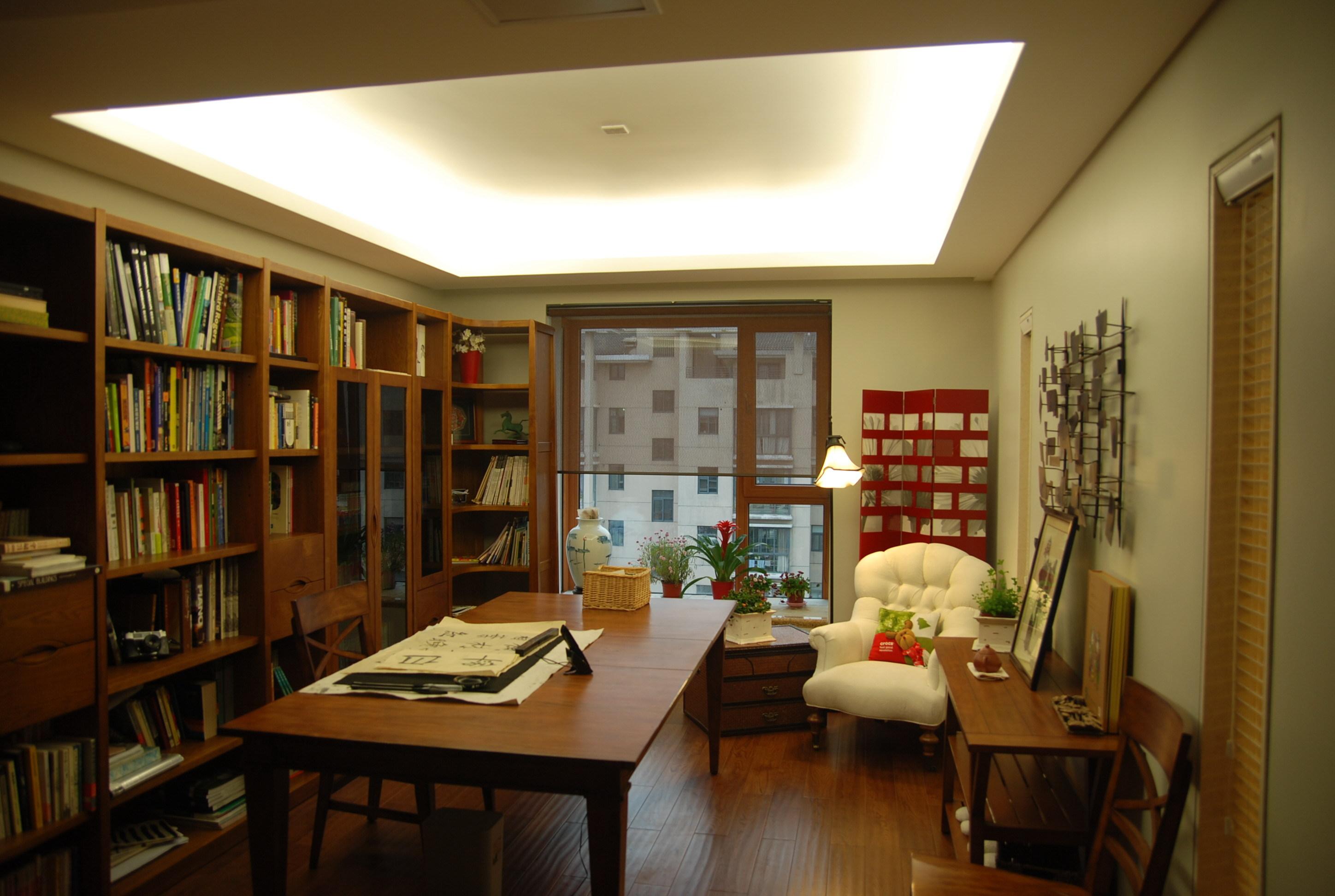 在装修书房时,我们首先要了解家庭书房的种类,那么大致分成三种:封闭