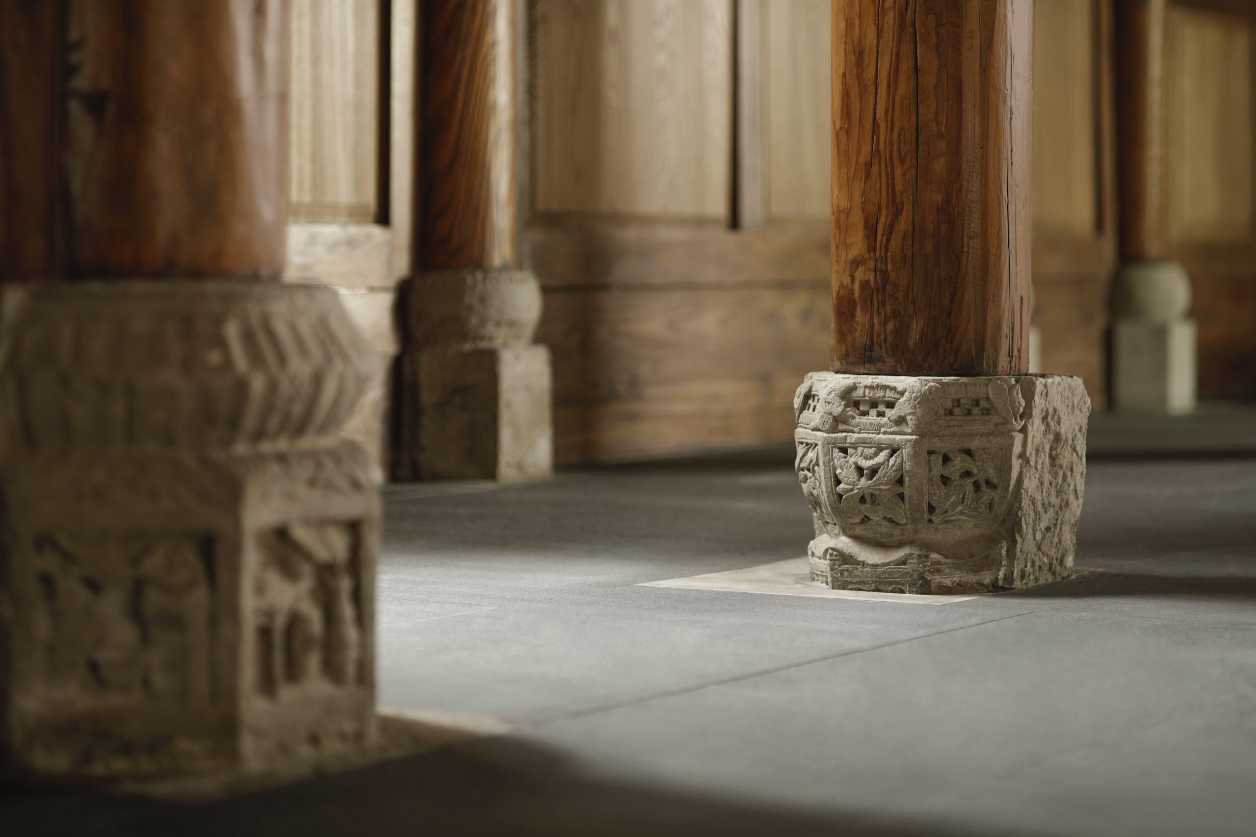 木头柱子配石头柱础,千百年来的老传统