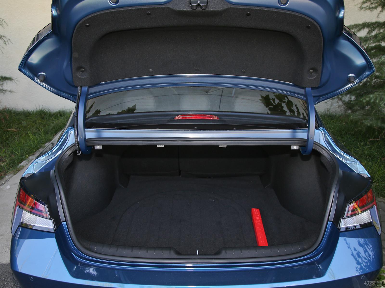 伊兰特后备厢开口较大,进深也不错,在放倒后排座椅之后还能够扩展出更