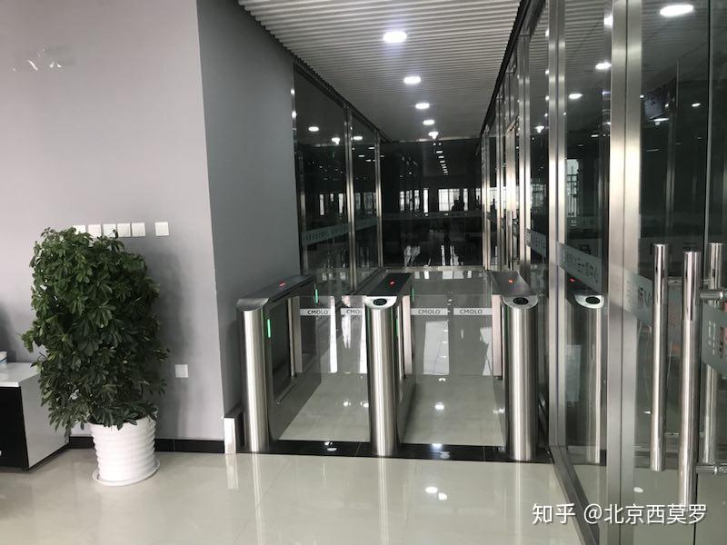 智能门禁通道系统在办公楼大厅通道口的应用