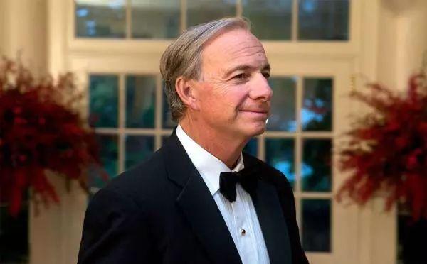 瑞·达利欧出生于纽约长岛一个普通的中产阶级家庭.