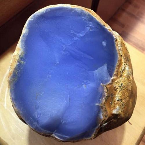 水胆玛瑙,水草玛瑙等),玉髓(蓝玉髓较为贵重),东陵石,虎睛石等等都是