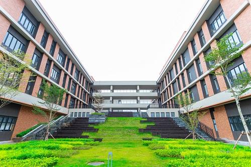 是一所同时持有海口哈罗外籍人员子女学校学校(国际),海口哈罗礼德