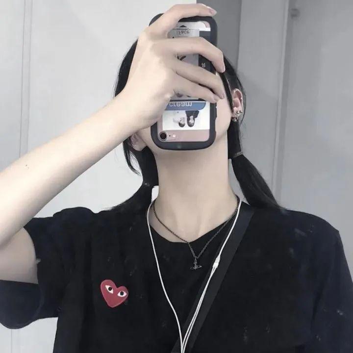 简单遮住脸的女生头像