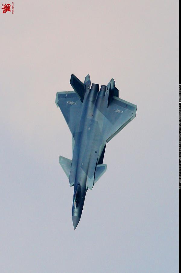 如何看待歼20最新的割裂迷彩涂装?