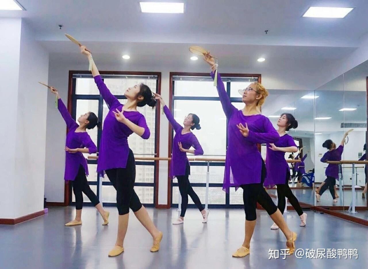 安静而专注地开始每一堂舞蹈课是一件很享受的事情.
