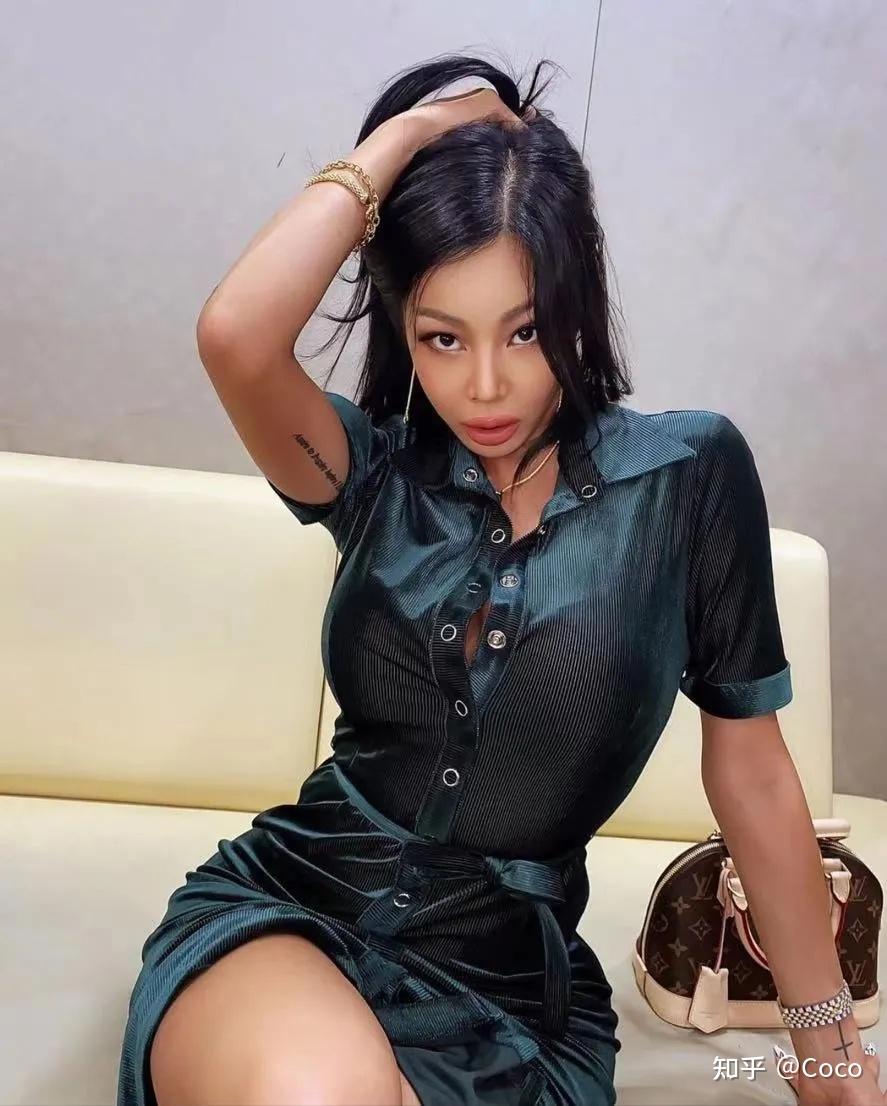 泫雅遭贴胸偷拍大尺度照南韩妖姬极品身材同框pk王嘉尔还是jessi更顶