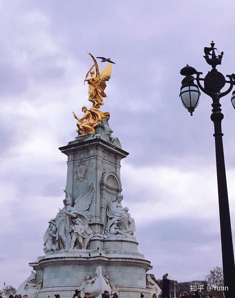 印象就是曾经娱乐播报中提到的梁朝伟心情不好的时候喜欢来伦敦喂鸽子