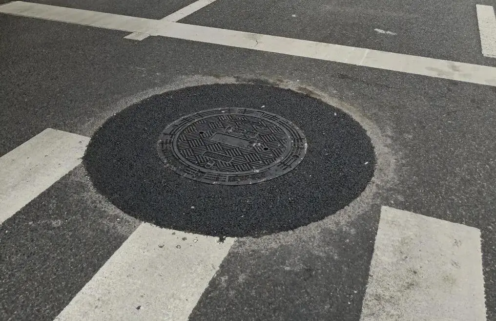 更换"五防"井盖,守护"脚下安全"