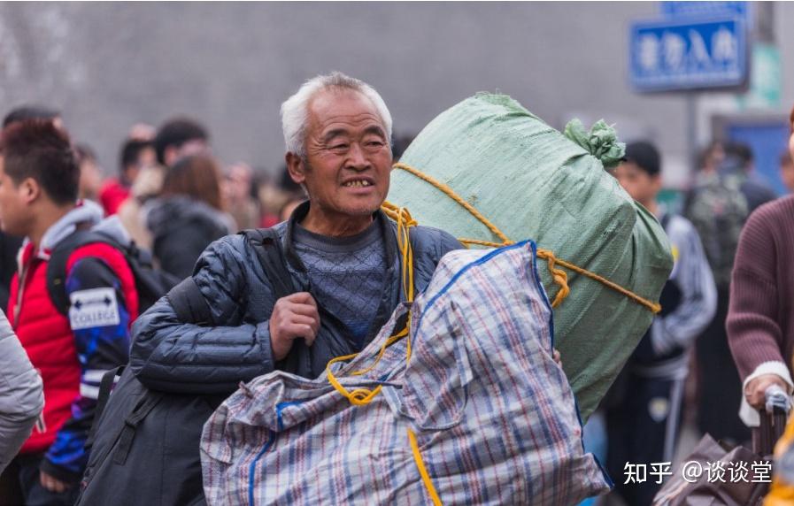 而且現在鐵路部門也出臺了規定,如果是60歲以上的老年人乘坐火車,將會