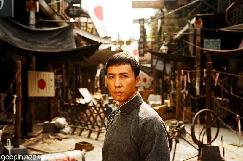 在巡警李钊,好友武痴林等乡邻的请求及妻子张永成的鼓励下,叶问用咏春