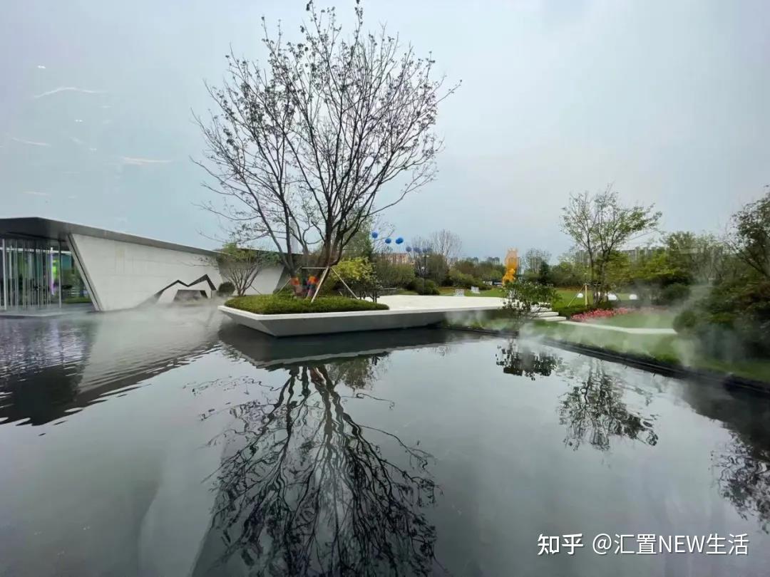 一方碧草如茵极具现代美学的光幕立面展现了汇置公园city的建筑美学图