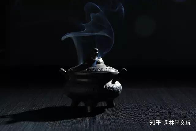 古代文人雅士喜薰香,現代倒是很少見,不過薰香有著安神,醒腦的作用